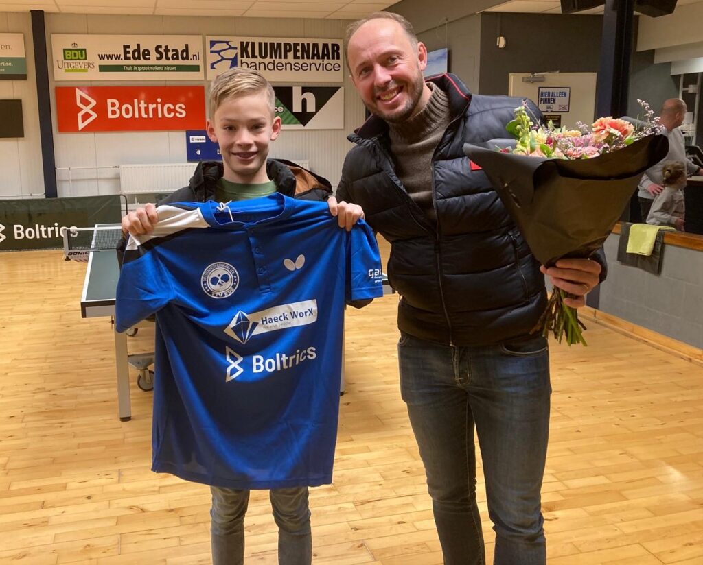 Jan-Cornell van Ekris samen met zijn zoon en het nieuwe teamshirt.
