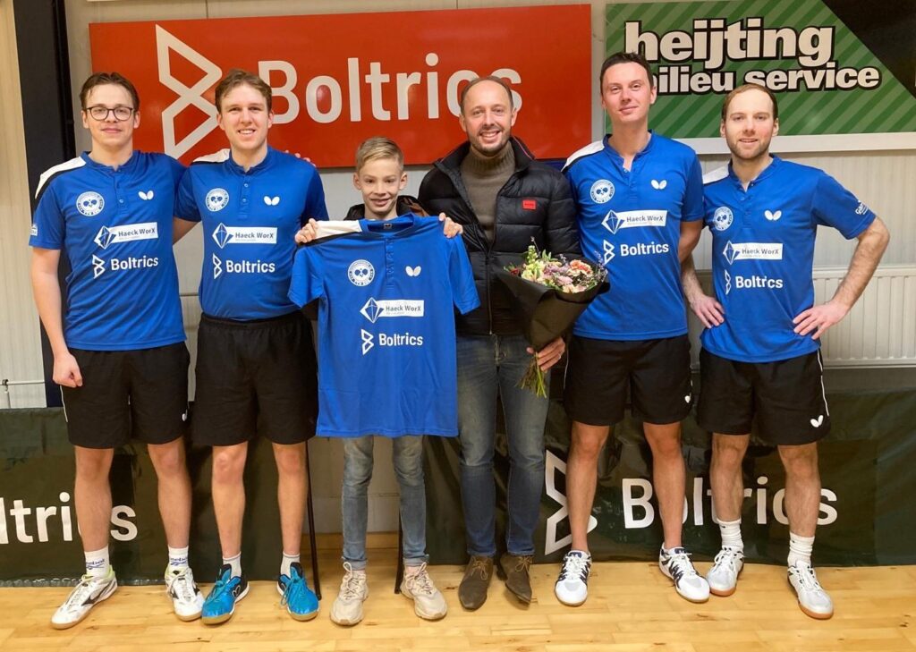 Team1 poseert met trots het nieuwe shirt met Boltrics prominent op de voorkant.